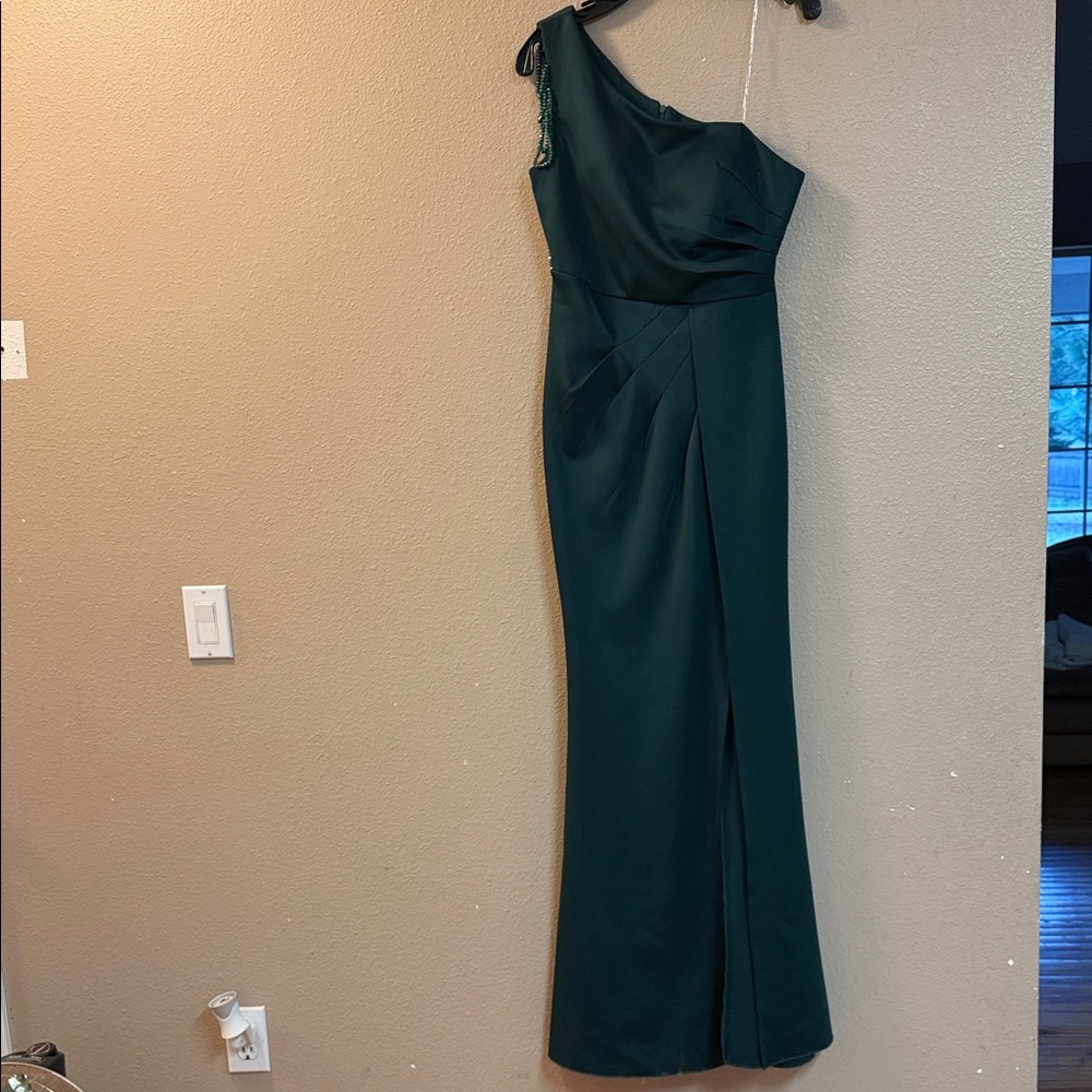 One-Shoulder Forest Green Evening Gown I'm 5.7, 36c breasts, weight 137,